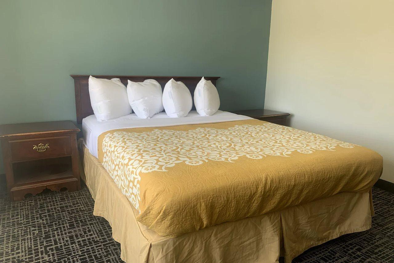 Baymont By Wyndham Boardman Hotel Bagian luar foto