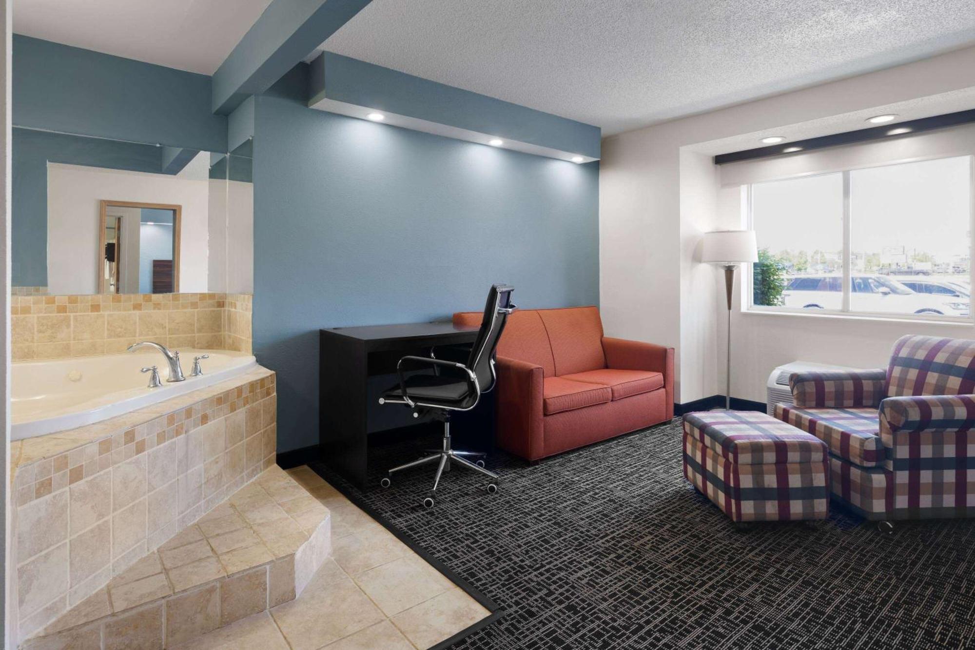 Baymont By Wyndham Boardman Hotel Bagian luar foto